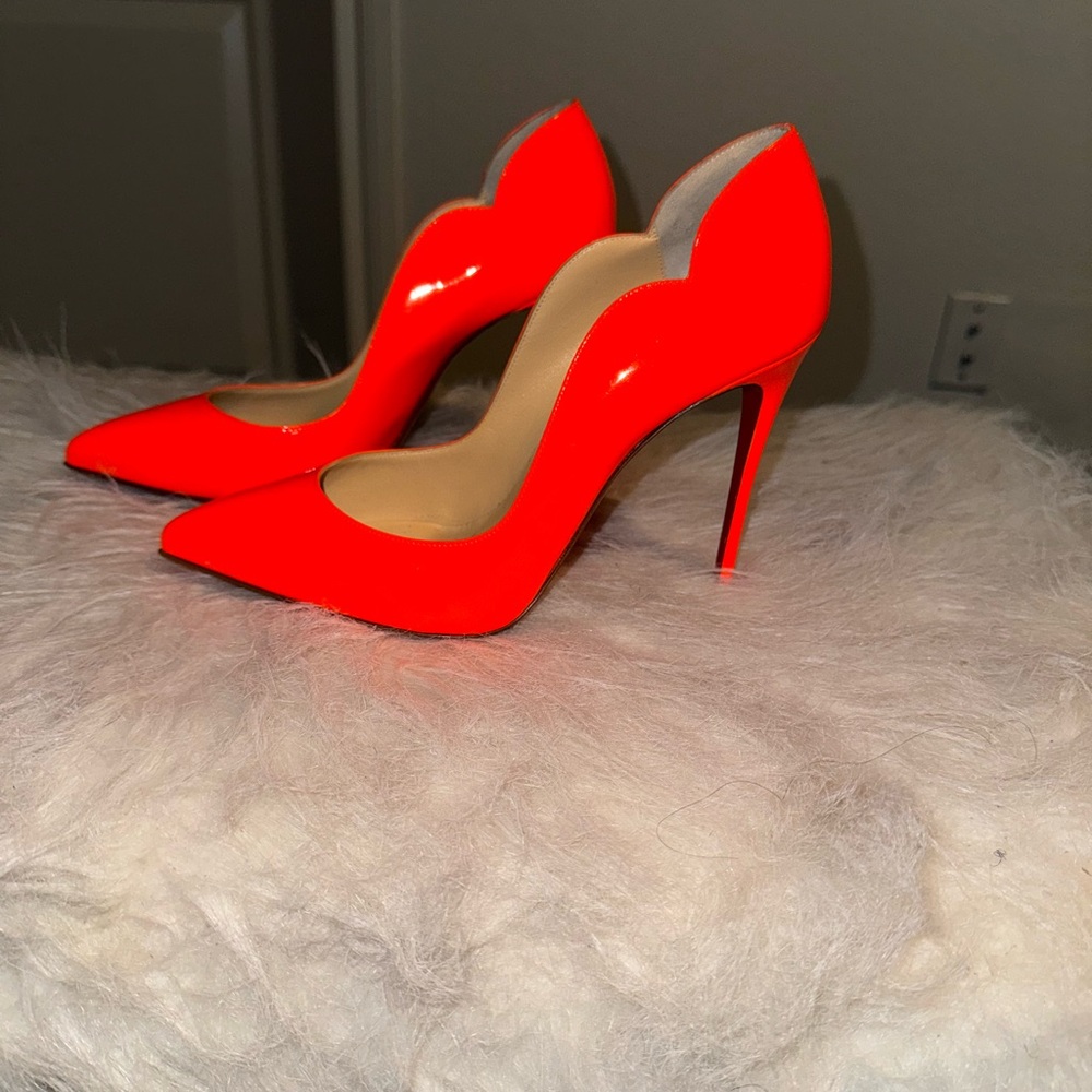 Christian Louboutin Neon orange patent leather Hot chick pump. LIKE NEW